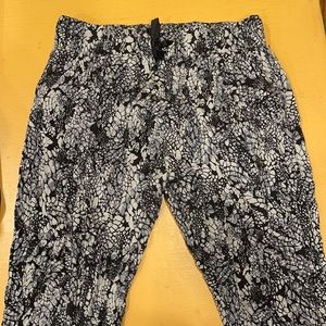 Lorna Jane Reptile Harem pants Medium